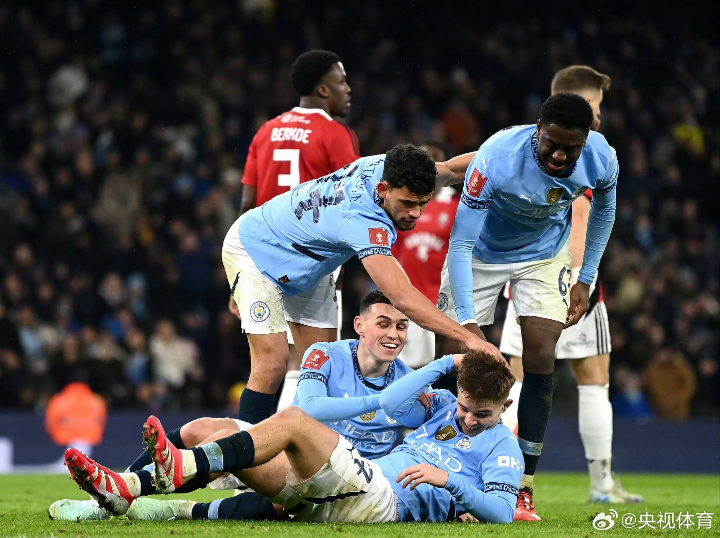 关于曼城连环进攻压垮皇马，欧冠之王易主（战术碾压）的信息